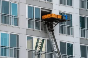 autoscala utilizzata per arrivate a piano elevato di un edificio per la rimozione macerie