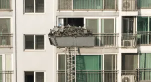 autoscala utilizzata per il ritiro macerie in un appartamento